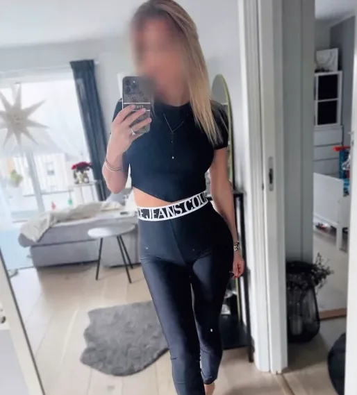 Bettina, 32