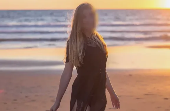 Elena, 32