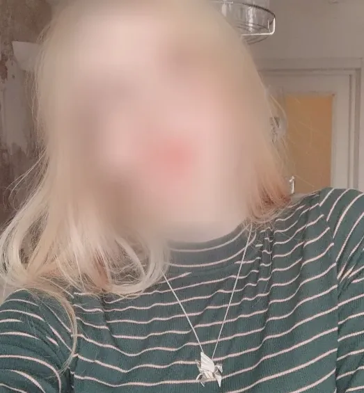 Sandra, 19